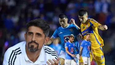 Jugadores de Tigres y Cruz Azul disputando balón y Veljko Paunovic aplaudiendo/ Foto Diario AS.