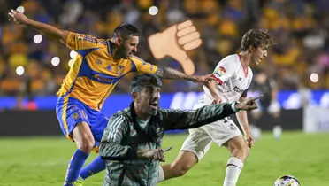 Jugadores de Tigres y Toluca disputando balón, Veljko Paunovic y logo de dedo/Foto Poder Edomex.