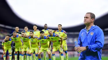 Jugadores del América posando y André Jardine sosteniendo una botella.