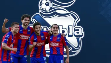 Jugadores del Atlante junto al escudo del Puebla / FOTO TV AZTECA MORELOS