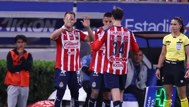 Jugadores en cambio. Foto: Chivas