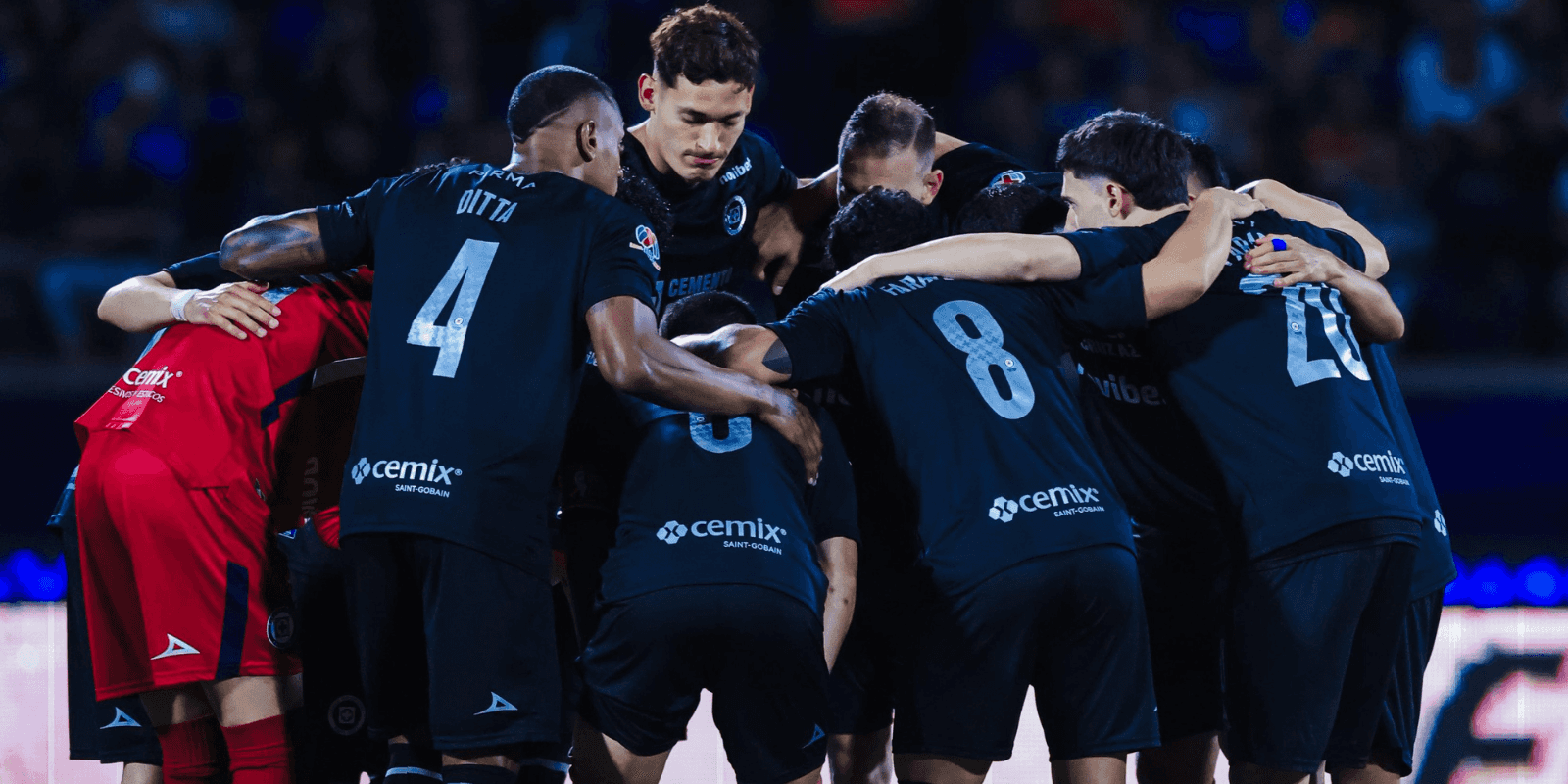 Jugadores en charla. Foto: Cruz Azul
