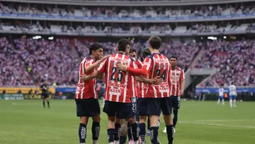 Jugadores en festejo. Foto: Chivas