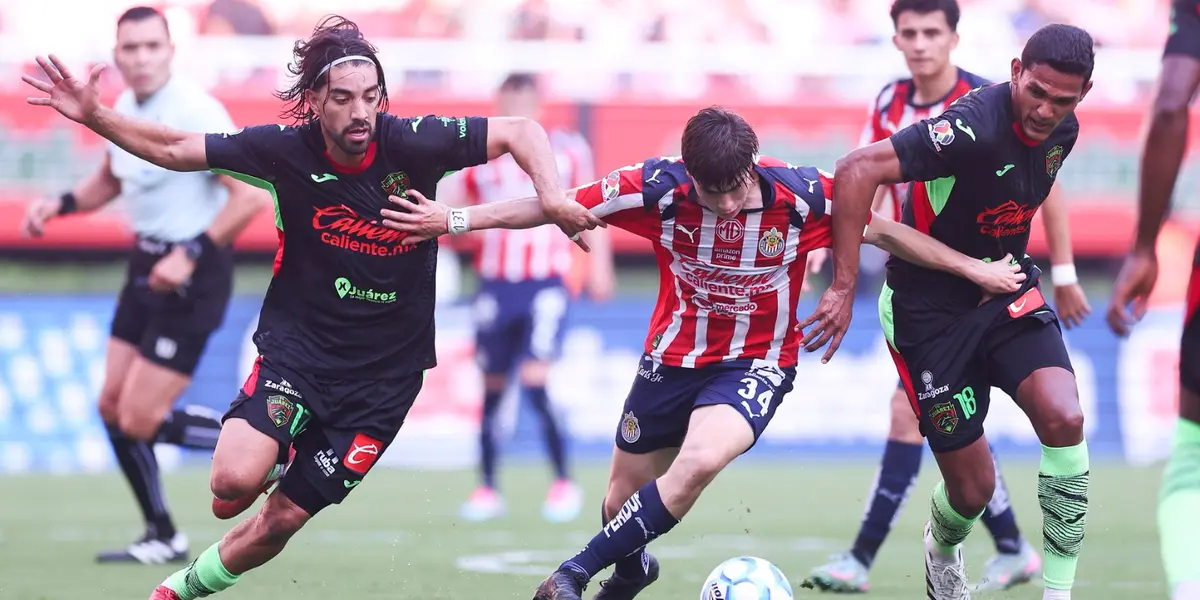 Jugadores en partido. Foto: Chivas