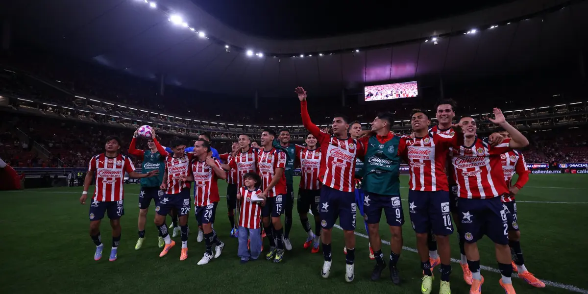 Jugadores en partido. Foto: Chivas