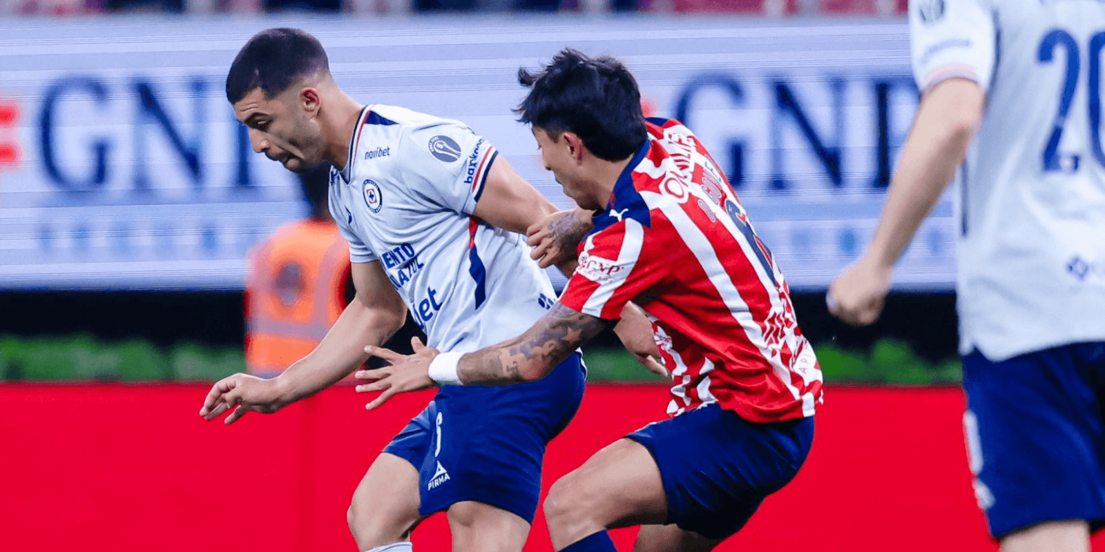 Jugadores en partido. Foto: Cruz Azul
