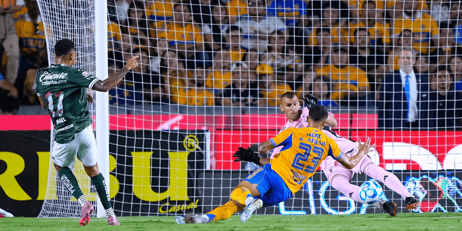 Jugadores en partido. Foto: Tigres