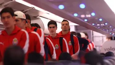 Jugadores en viaje. Foto: Chivas