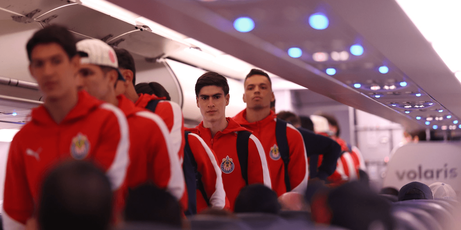 Jugadores en viaje. Foto: Chivas