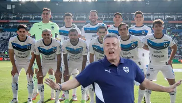 Jugadores posando y Domenec Torrent/Foto Rayados.