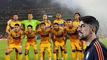 Jugadores posando y Veljko Paunovic/ Foto Tigres.