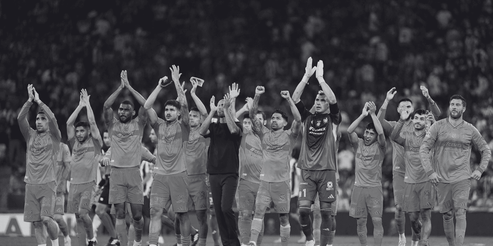 Jugadores posterior a partido. Foto: Tigres