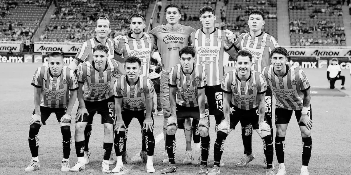 Jugadores previo a partido, con filtro B/N. Foto: Chivas