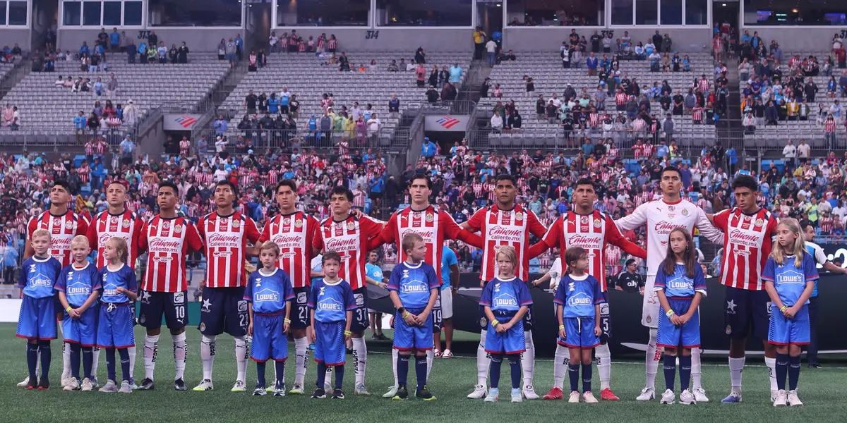 Jugadores previo a partido. Foto: Chivas