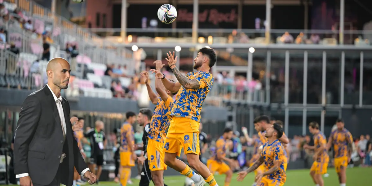Jugadores previo a partido, foto de Tigres, con Guido al frente