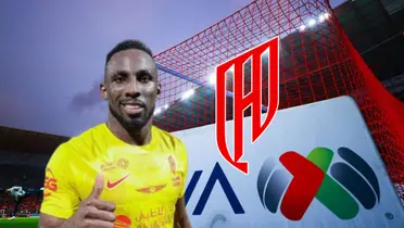 Julián Quiñones alzando dedo y escudo del Al-Qadisiyah/Foto Getty Images.