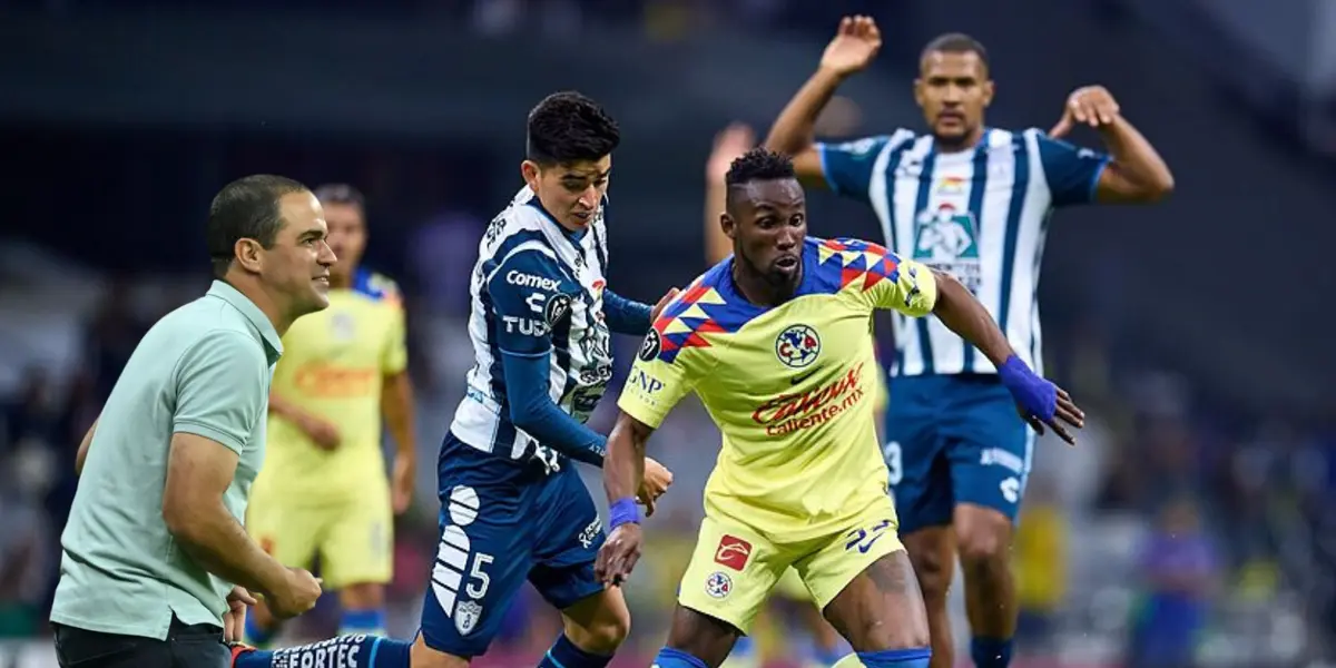 Julián Quiñones con Pedro Pedraza del Pachuca. Foto: Marca