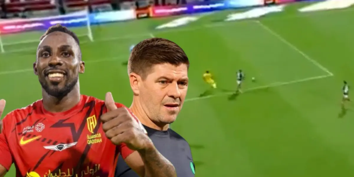 Julián Quiñones junto a Steven Gerrard / FOTO X