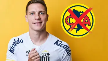 Julio Furch junto al escudo del América / FOTO ENFOQUE NOTICIAS