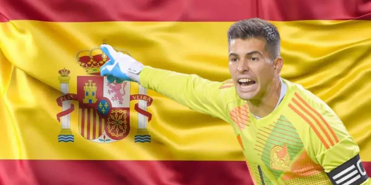 Julio Gonzáles junto a la bandera de España / FOTO JUAN FÚTBOL