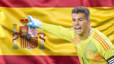 Julio Gonzáles junto a la bandera de España / FOTO JUAN FÚTBOL