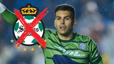 Julio González junto al escudo de Santos Laguna / FOTO FACEBOOK