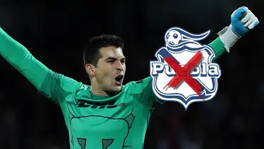 Julio González y escudo del Puebla con cruz en medio/Foto López Dóriga Digital.