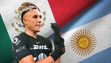 Keylor Navas junto a la bandera de México y Argentina / FOTO X