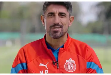 La presión sigue creciendo para el entrenador de las Chivas de Guadalajara. La ausencia de buenos resultados le complican su permanencia.