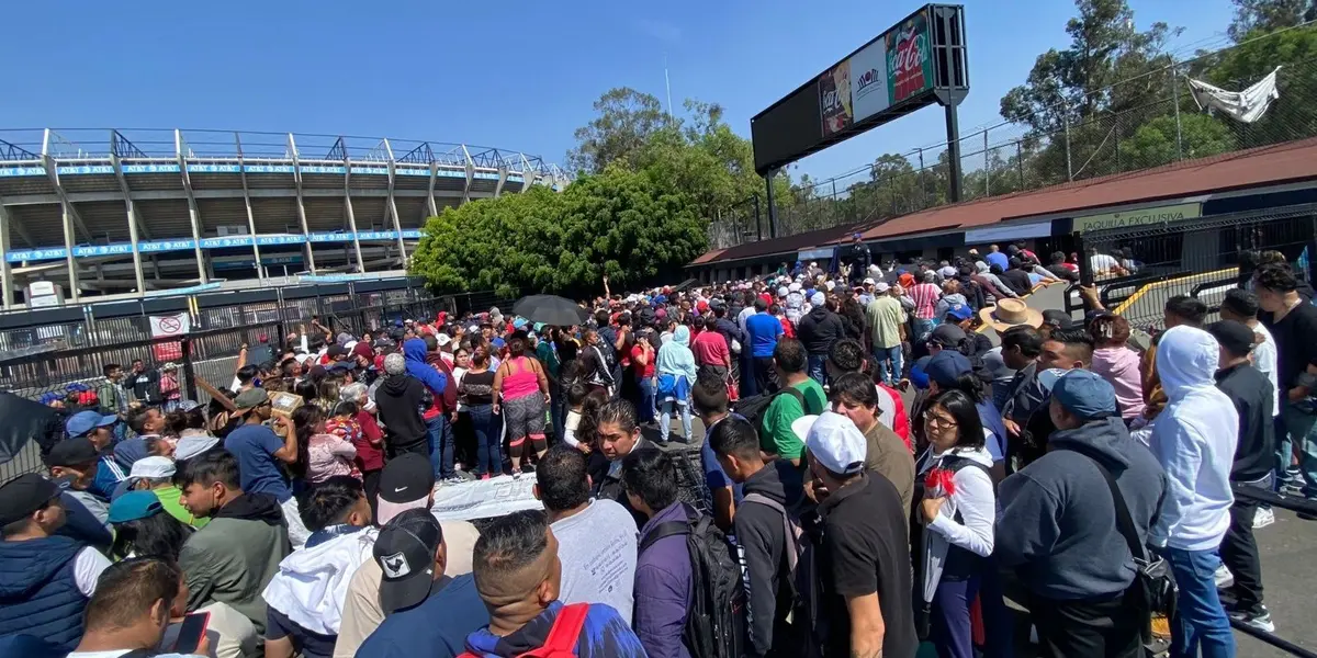 Las filas de cientos de aficionados comenzaron a formarse horas antes de que se abrieran las taquillas, momento que se vivió con un poco de tensión
