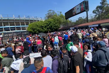 Las filas de cientos de aficionados comenzaron a formarse horas antes de que se abrieran las taquillas, momento que se vivió con un poco de tensión