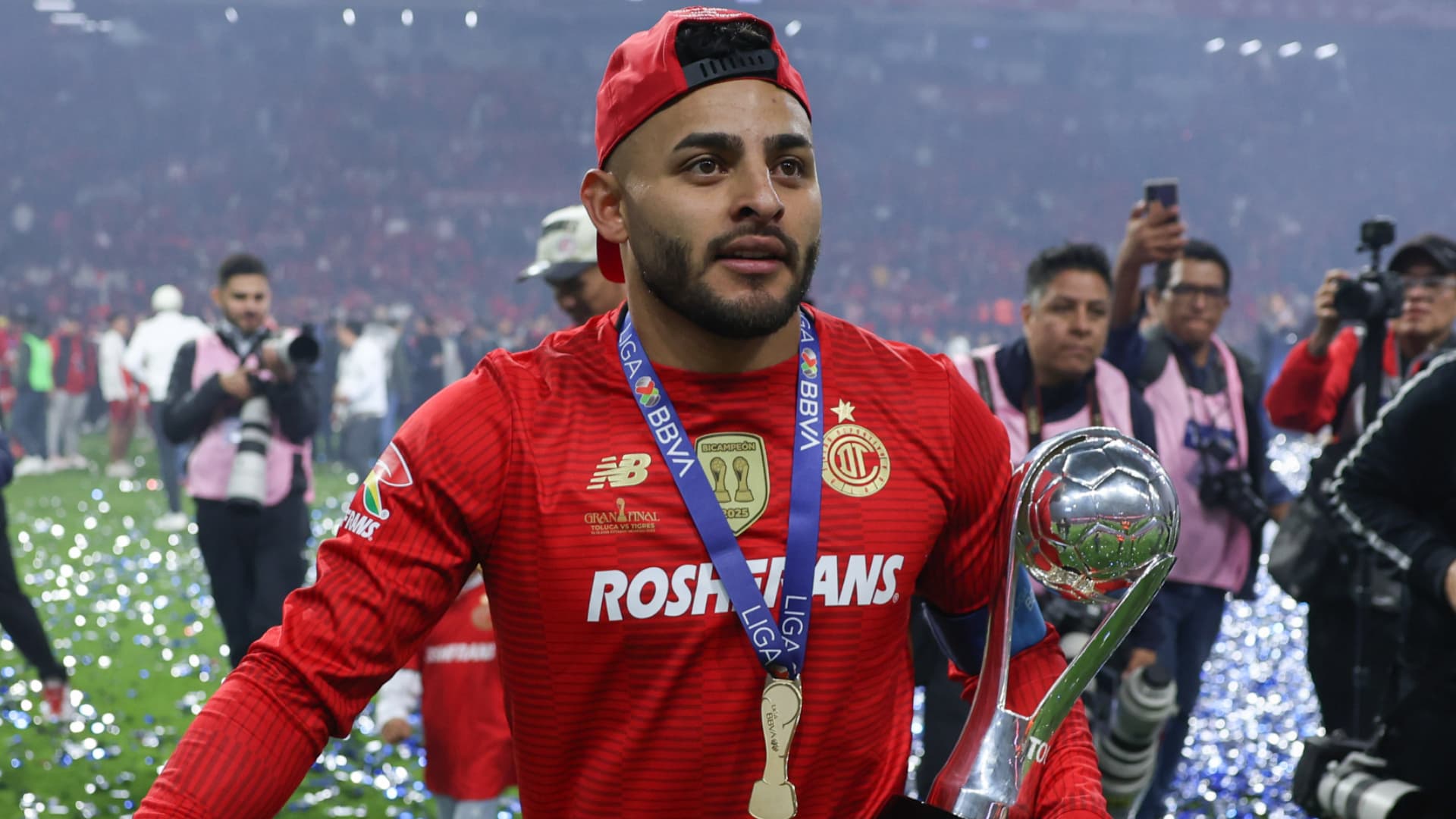 Los Diablos Rojos otra vez alzan un trofeo y se llevó todas las miradas en la noche del domingo.