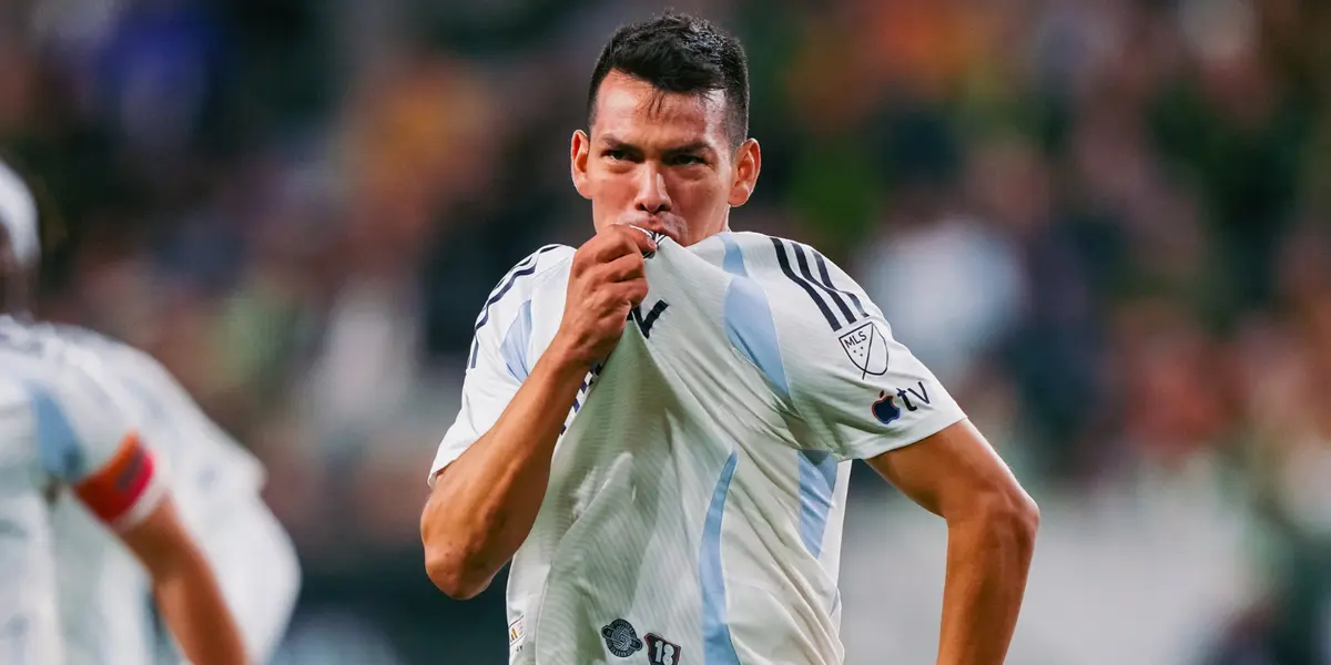 Lozano besando el escudo. Foto: San Diego