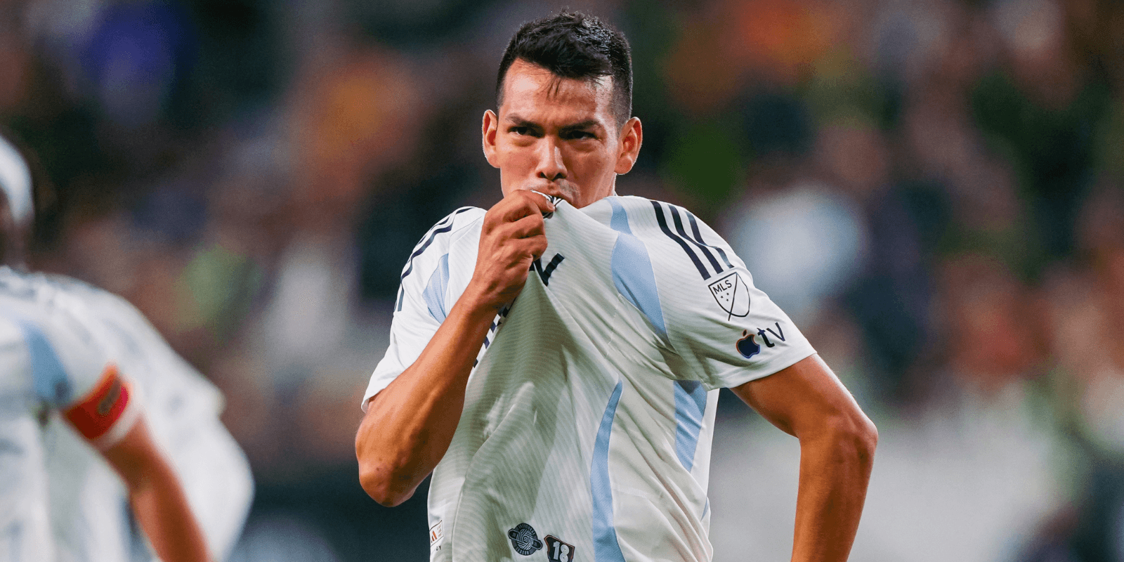 Lozano besando el escudo. Foto: San Diego