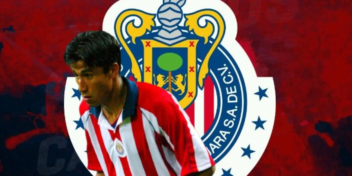 Luis Alonso Sandoval junto al escudo de Chivas / FOTO FOX DEPORTES