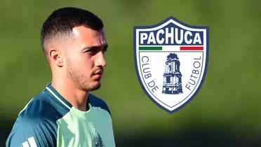 Luis Chávez junto al escudo de Pachuca / FOTO ESTO