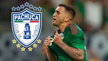 Luis Chávez junto al escudo del Pachuca / FOTO TV AZTECA