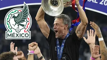 Luis Enrique junto al escudo del Tri / FOTO SPORT