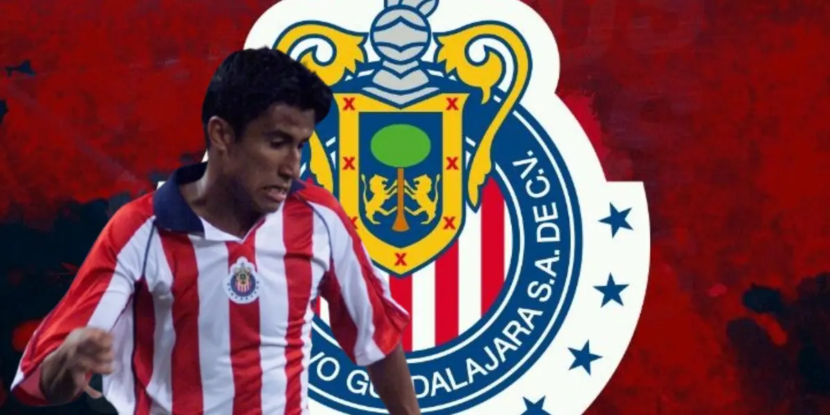 Luis Sandoval junto al escudo de Chivas / FOTO BOLAVIP