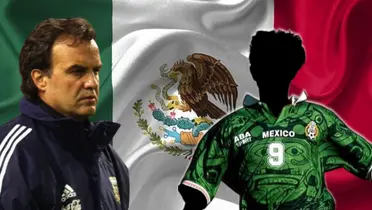 Marcelo Bielsa junto a futbolista incógnito del Tri / FOTO THE COACHES VOICE