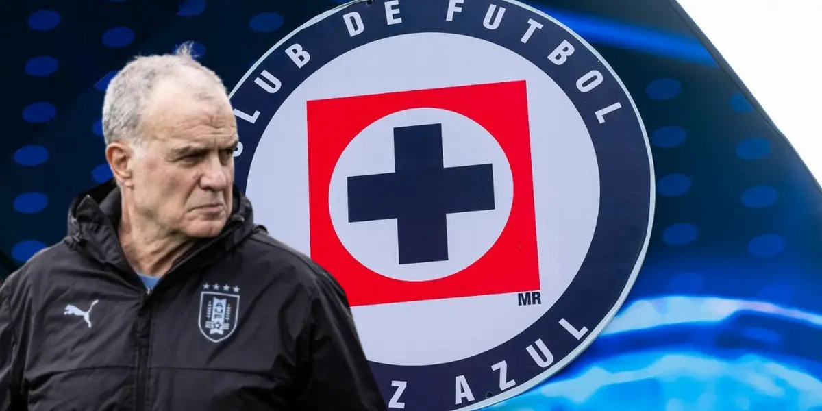 Marcelo Bielsa junto al escudo de Cruz Azul / FOTO DEIA