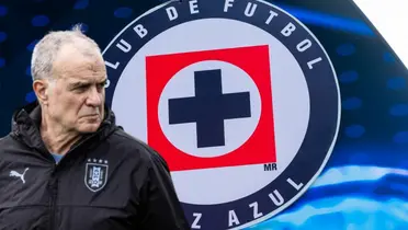 Marcelo Bielsa junto al escudo de Cruz Azul / FOTO DEIA