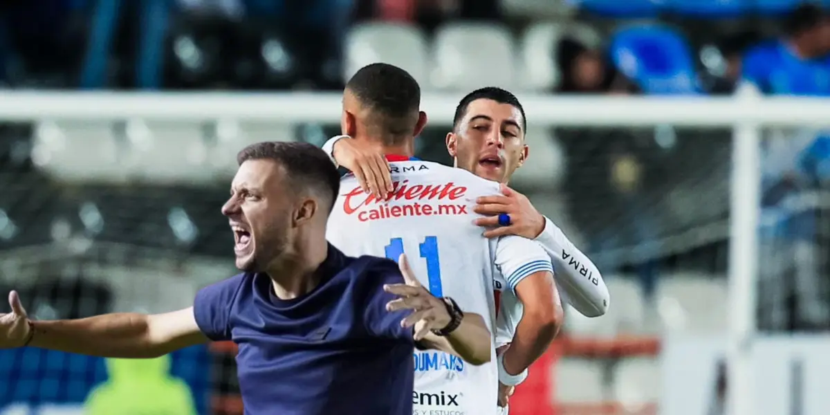 Martín Anselmi festejando y elementos abrazados/Foto Cruz Azul.