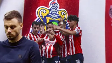 Martín Anselmi junto a futbolistas de Chivas / FOTO EL UNIVERSO