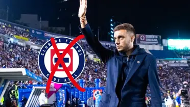 Martín Anselmi saludando y logo de Cruz Azul con un tache/ Foto Mediotiempo.