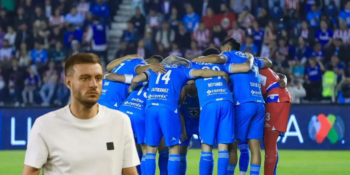 Martín Anselmi serio y jugadores abrazados de fondo/Foto Cruz Azul.