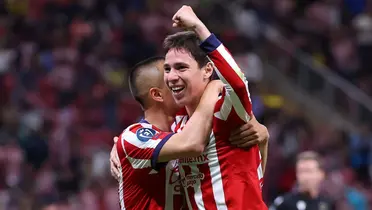 Mateo Chávez celebrando el gol de Chivas junto a Roberto Alvarado / FOTO X
