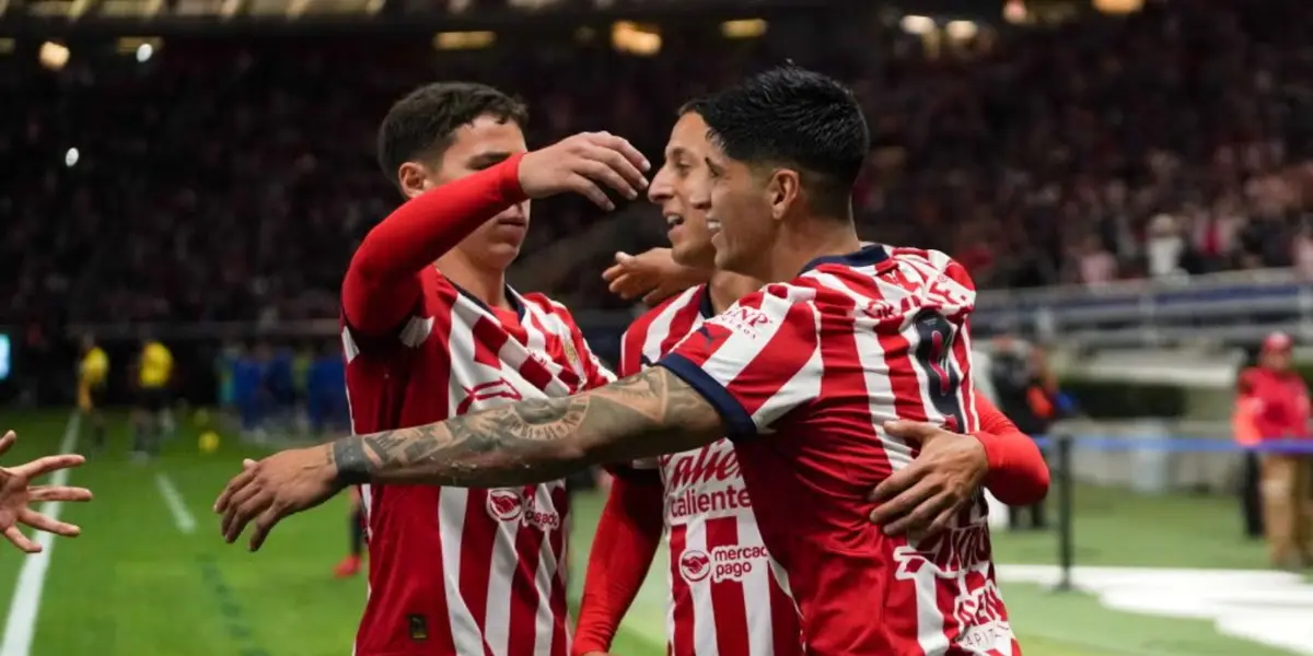 Mateo Chávez, Roberto Alvarado y Alan Pulido festejando el gol ante Xolos / FOTO IMAGO7
