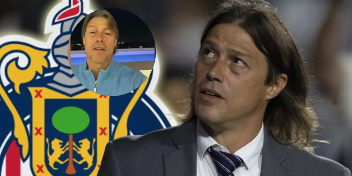 Matías Almeyda junto al escudo de Chivas / FOTO MEDIOTIEMPO
