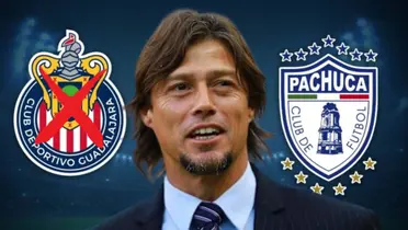 Matías Almeyda junto a los escudos de Chivas y Pachuca / FOTO YAHOO DEPORTES